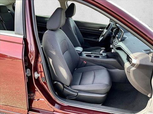 Used 2025 Nissan Altima 2.5 SV FWD image 9