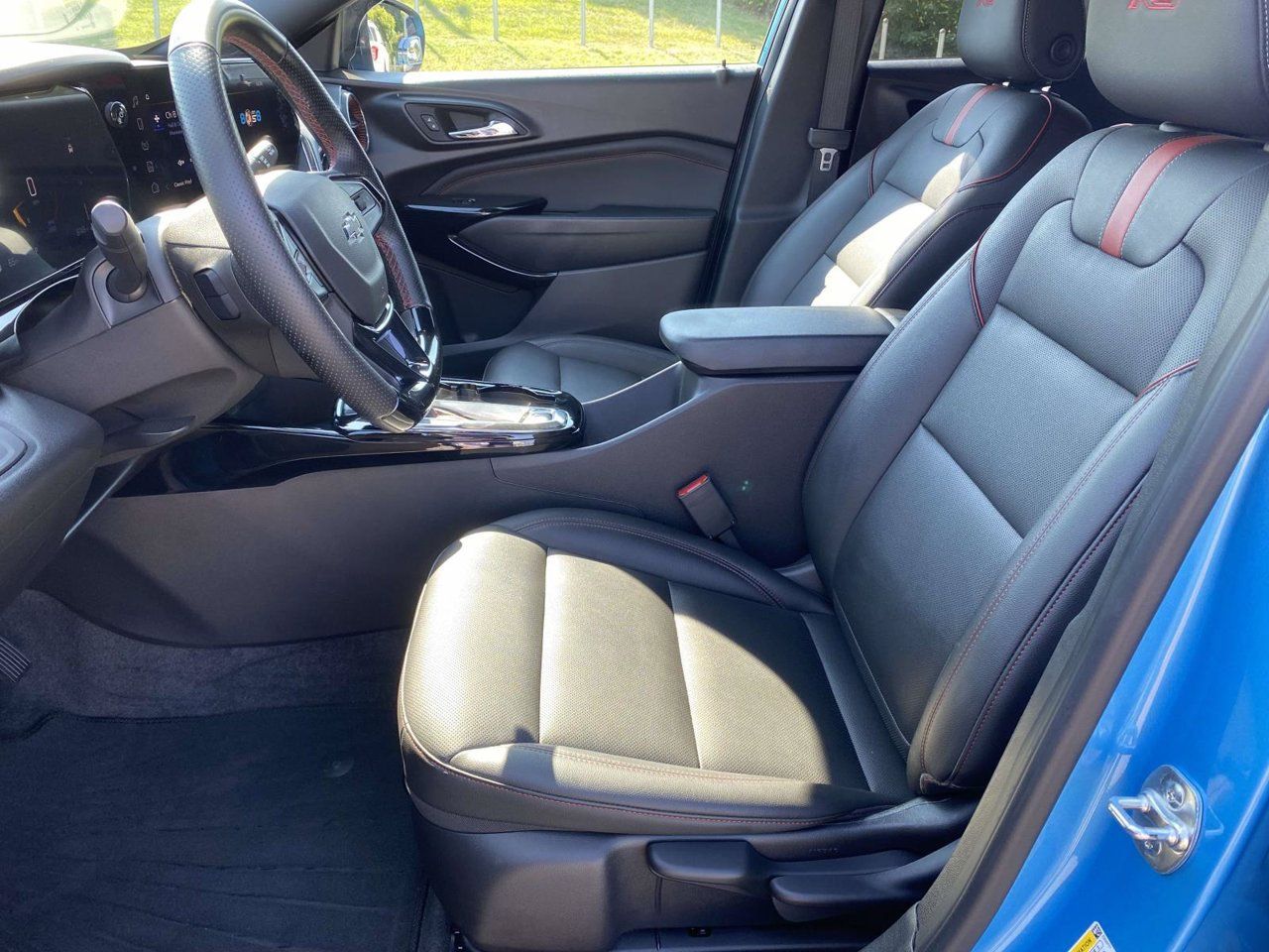 Used 2025 Chevrolet Trax RS FWD image 23