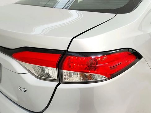 Used 2022 Toyota Corolla LE FWD image 15