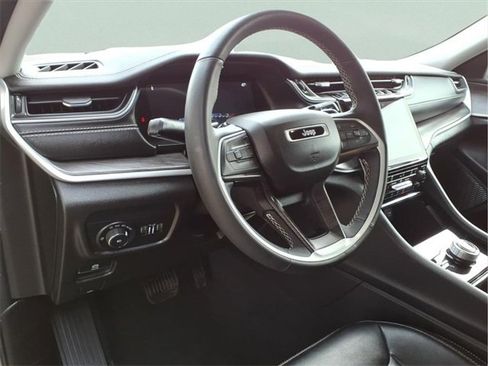 Used 2023 Jeep Grand Cherokee Limited image 14