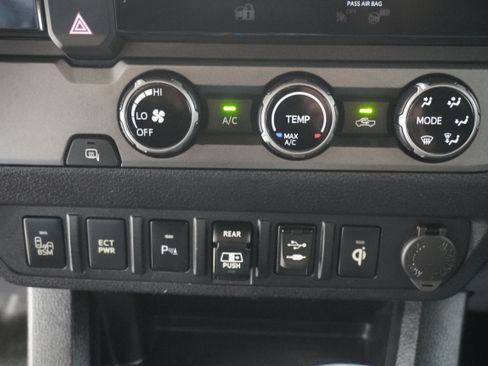 Used 2018 Toyota Tacoma TRD Sport w/ Technology Package RWD image 22