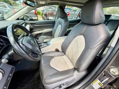Used 2019 Toyota Camry XLE FWD image 8