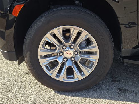 Used 2024 GMC Yukon XL Denali AWD/4WD image 11