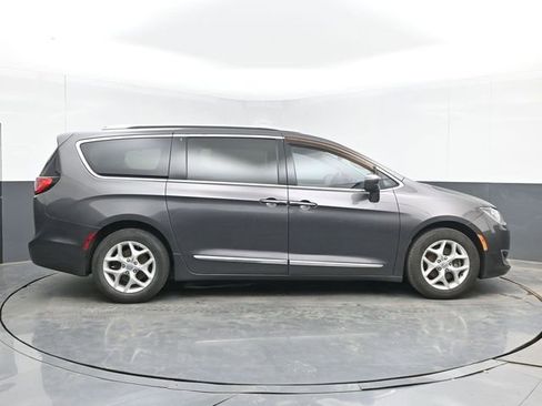 Used 2017 Chrysler Pacifica Touring-L Plus w/ Tire & Wheel Group FWD image 11