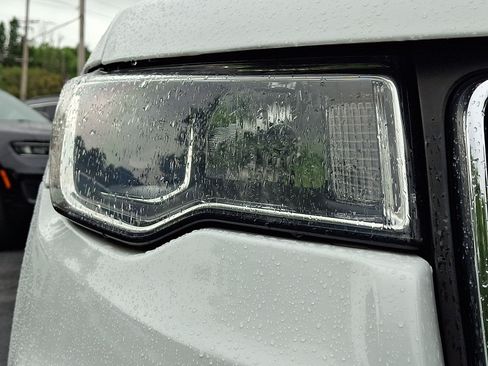 Certified 2017 Jeep Grand Cherokee Limited AWD/4WD image 9