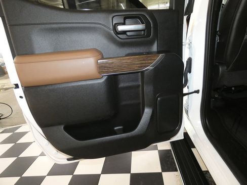 Used 2021 Chevrolet Silverado 1500 High Country w/ Technology Package image 32