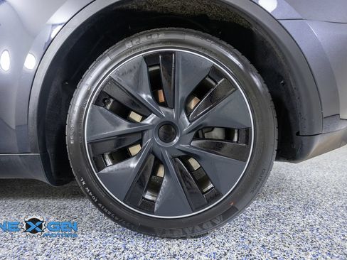Used 2024 Tesla Model Y Long Range AWD/4WD image 45