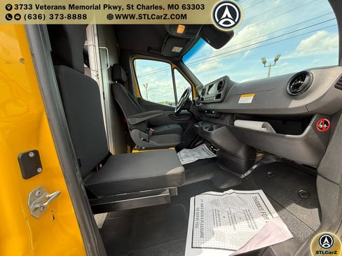 Used 2021 Mercedes-Benz Sprinter 2500 image 14