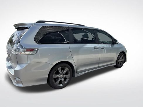 Used 2016 Toyota Sienna SE w/ SE Preferred Package FWD image 4