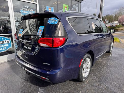 Used 2017 Chrysler Pacifica Limited image 6