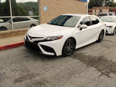 Used 2021 Toyota Camry SE FWD image 3