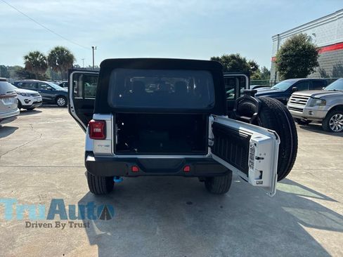 Used 2023 Jeep Wrangler Unlimited Sahara w/ Cold Weather Group AWD/4WD image 16
