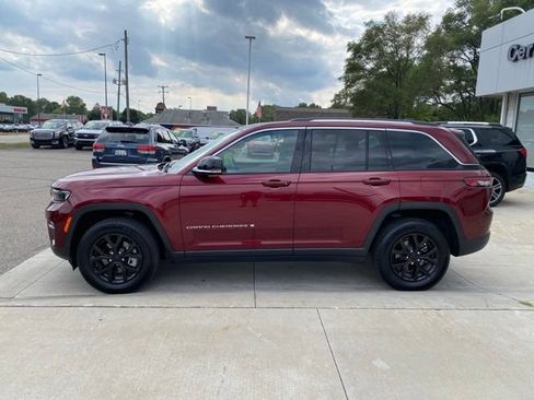 Used 2023 Jeep Grand Cherokee Limited AWD/4WD image 10