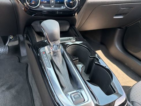 Used 2025 Chevrolet Trax LT w/ LT Convenience Package FWD image 18