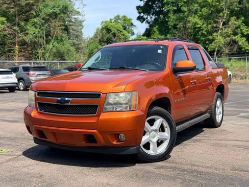 Used 2008 Chevrolet Avalanche LT w/ Convenience Package #1 AWD/4WD image 2