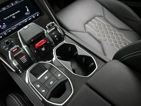 Used 2024 Lamborghini Urus Performante AWD/4WD image 25