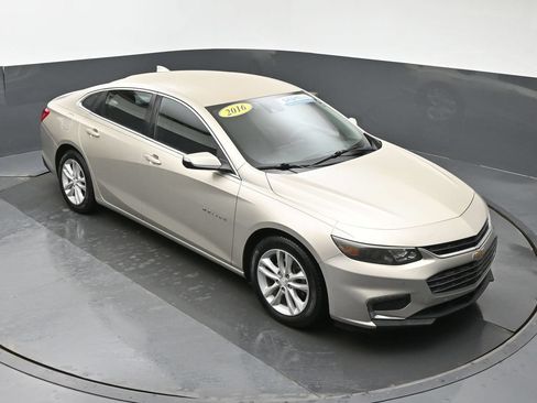 Used 2016 Chevrolet Malibu LT w/ Driver Confidence Package FWD image 3