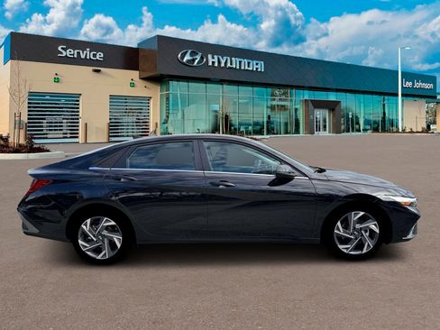 New 2026 Hyundai Elantra Limited FWD image 9