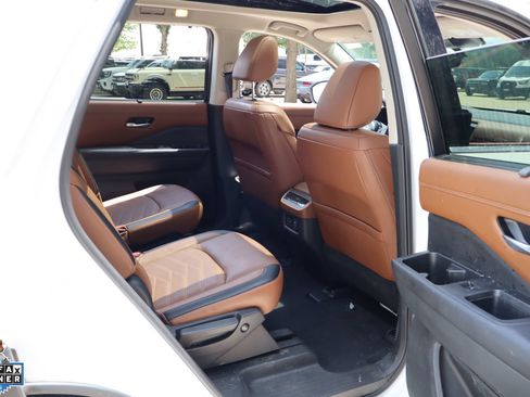 Used 2025 Nissan Pathfinder Platinum FWD image 30