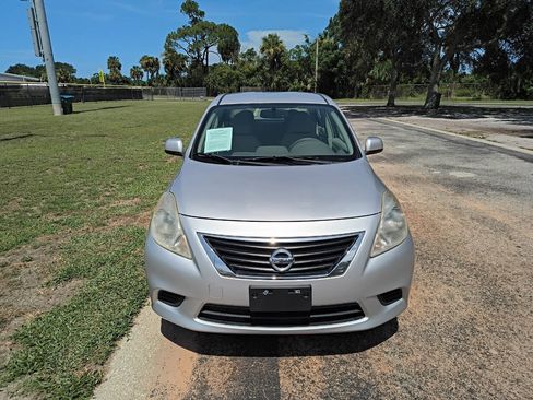 Used 2013 Nissan Versa SV FWD image 2