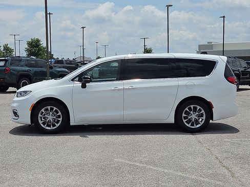 Used 2026 Chrysler Pacifica Limited FWD image 3