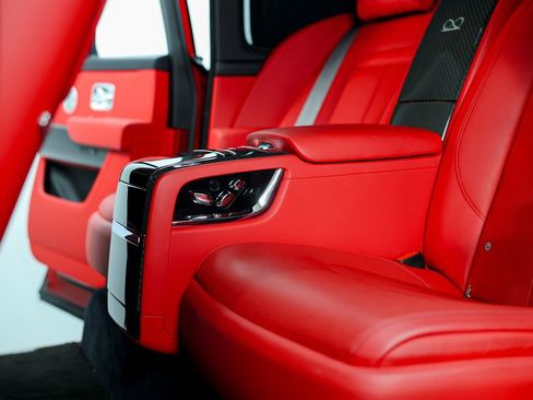 Used 2022 Rolls-Royce Cullinan Black Badge w/ Dark Exterior Package image 29