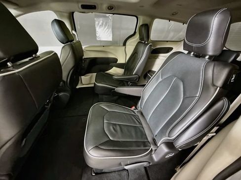 Used 2024 Chrysler Pacifica Limited AWD/4WD image 25