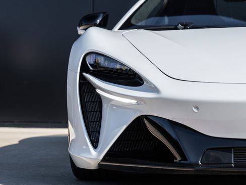 Used 2024 McLaren Artura image 22