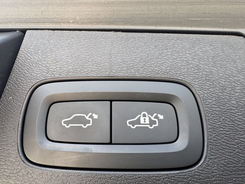 Used 2022 Volvo XC60 B5 Momentum FWD image 30