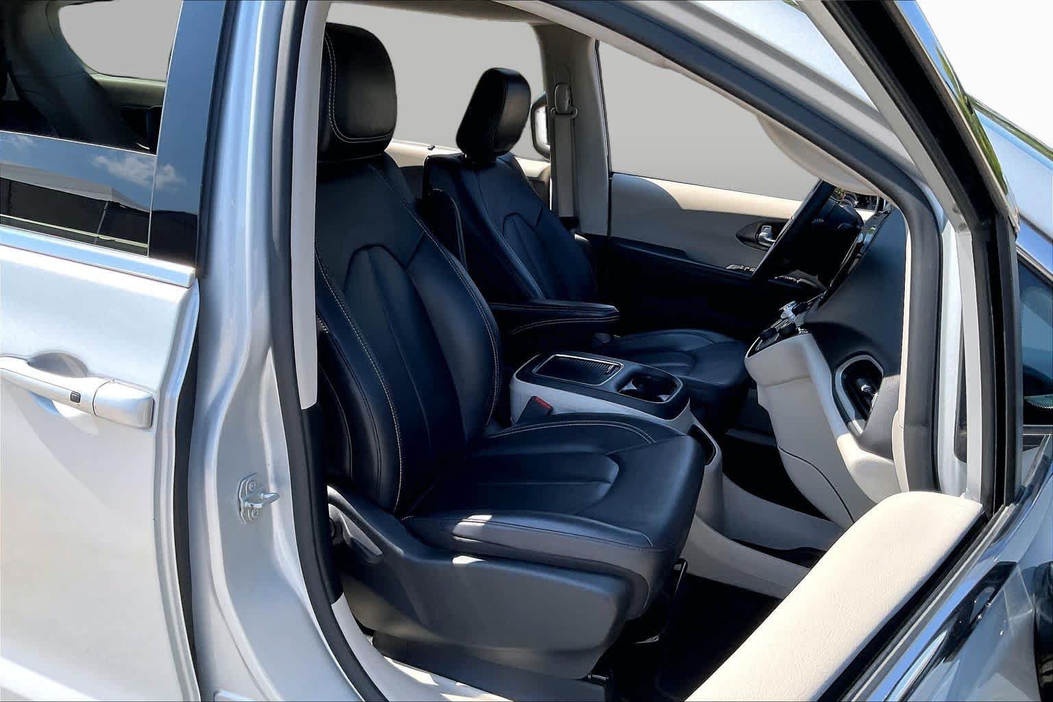Used 2024 Chrysler Pacifica Touring-L FWD image 8