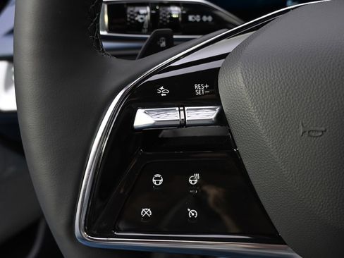 New 2026 Cadillac Optiq Luxury 2 image 33