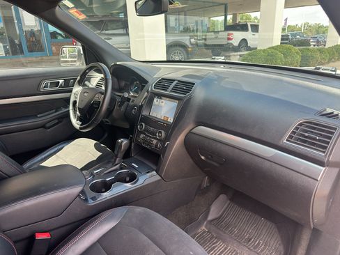 Used 2018 Ford Explorer XLT w/ XLT Appearance Package AWD/4WD image 29