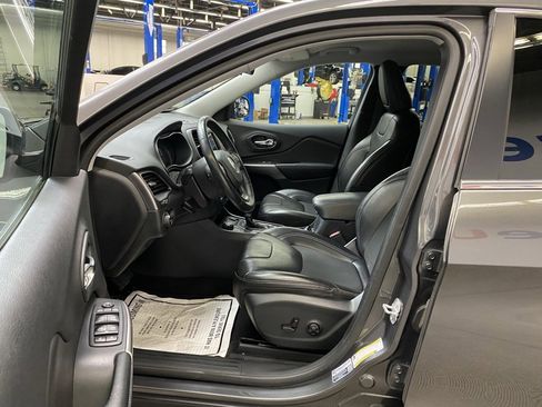 Used 2019 Jeep Cherokee Latitude Plus w/ Cold Weather Group image 17