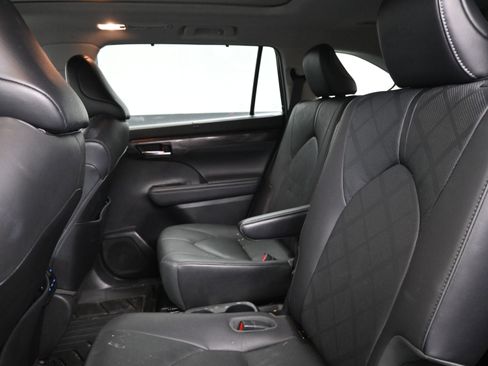 Used 2021 Toyota Highlander Platinum image 17