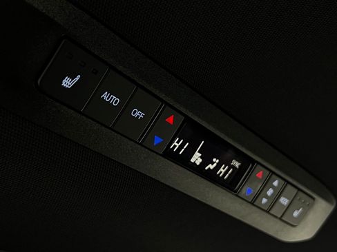 Used 2025 Toyota Sienna Platinum image 29