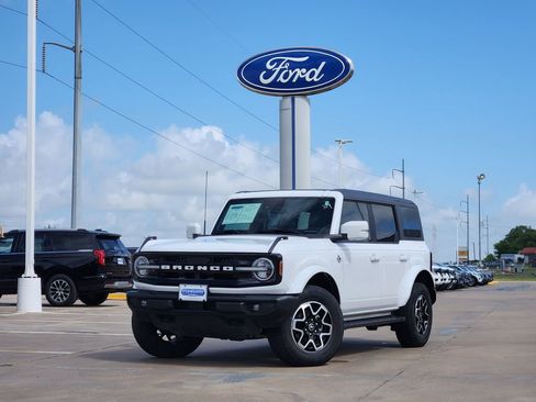 Used 2024 Ford Bronco Outer Banks AWD/4WD image 3