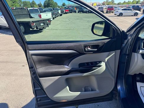 Used 2019 Toyota Highlander XLE FWD image 18