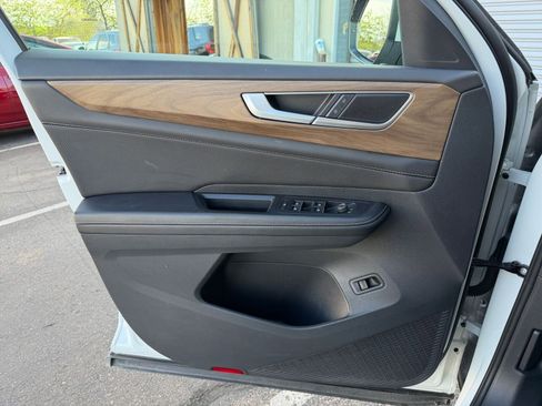 Used 2025 Volkswagen Atlas SE image 18