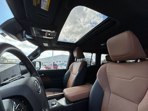 Used 2025 Lexus GX 550 AWD/4WD image 12
