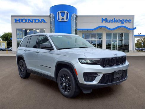 Used 2025 Jeep Grand Cherokee Altitude AWD/4WD image 1