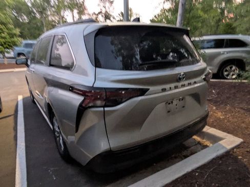 Used 2024 Toyota Sienna XLE image 5