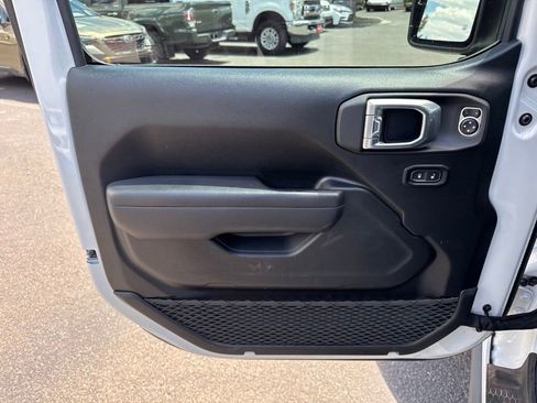 Used 2025 Jeep Gladiator Sport AWD/4WD image 17