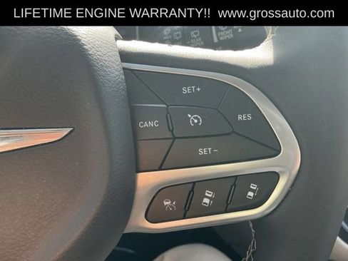 Used 2024 Chrysler Pacifica Touring-L FWD image 15