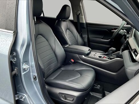 Used 2024 Toyota Highlander XLE FWD image 9