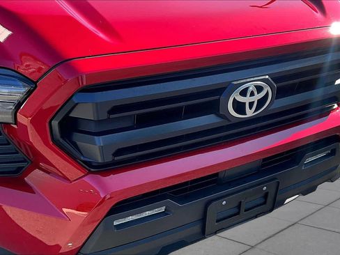 Used 2025 Toyota Tacoma SR5 AWD/4WD image 30