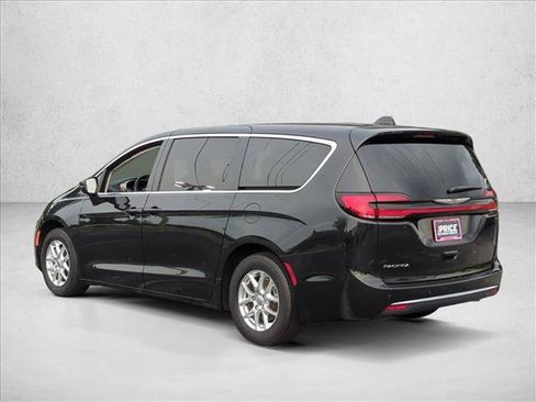 Used 2023 Chrysler Pacifica Touring-L FWD image 8