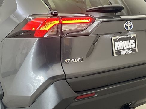 Used 2021 Toyota RAV4 XLE Premium AWD/4WD image 30