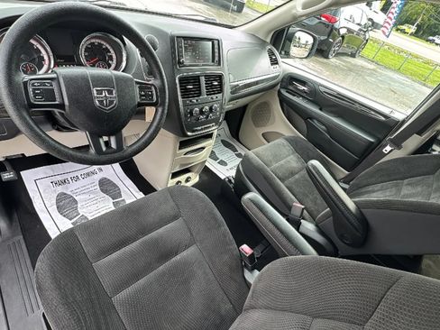 Used 2019 Dodge Grand Caravan SE w/ UConnect Hands-Free Group FWD image 11