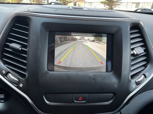 Used 2019 Jeep Cherokee Latitude Plus AWD/4WD image 13