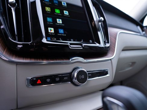 Used 2022 Volvo XC60 B5 Momentum image 33